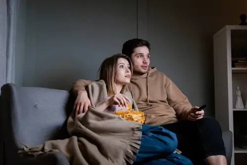 Magis TV APK 2026 | Descarga oficial y guía de instalación 11 couple-watching